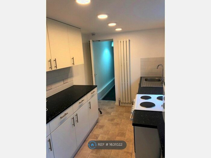 2 Bedroom Flat To Rent In Chatham, Chatham, ME5