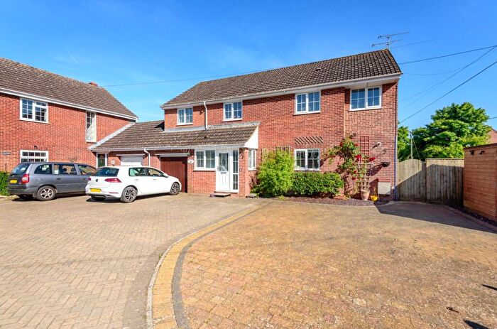 4 Bedroom Link Detached House For Sale In Calne Road, Lyneham, Wiltshire, SN15