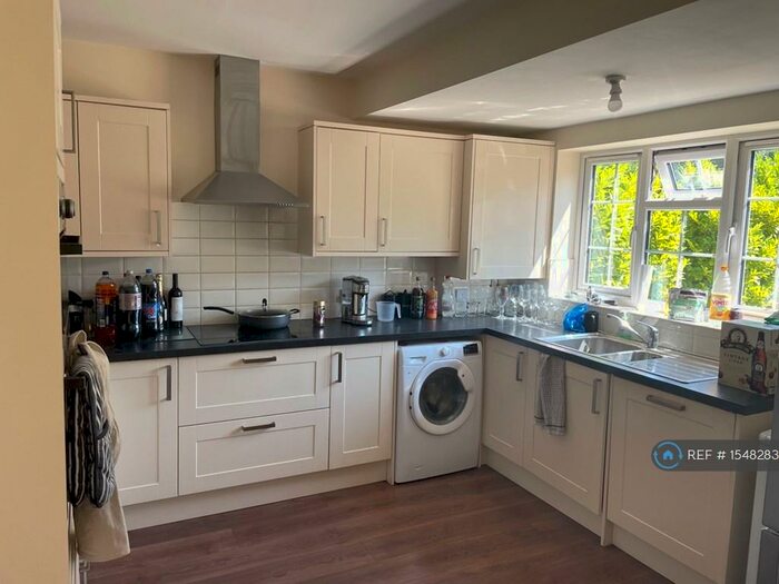 3 Bedroom Detached House To Rent In Slough Road, Iver, SL0
