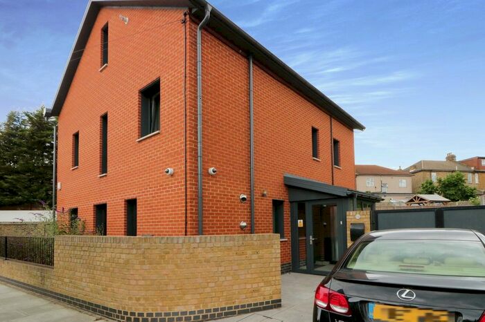 4 Bedroom Semi-Detached House To Rent In Northbrook Road, Ilford, IG1