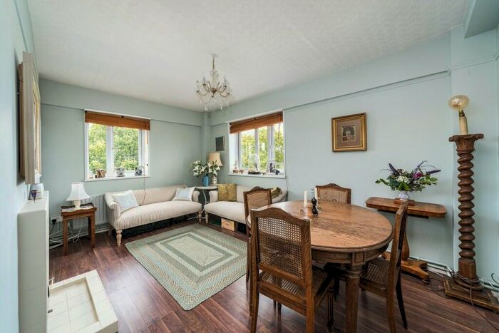 2 Bedroom Apartment To Rent In Tayside Court, London, SE5