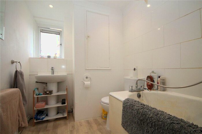 1 Bedroom Flat For Sale In Chetwode Road, Tadworth, Surrey, KT20
