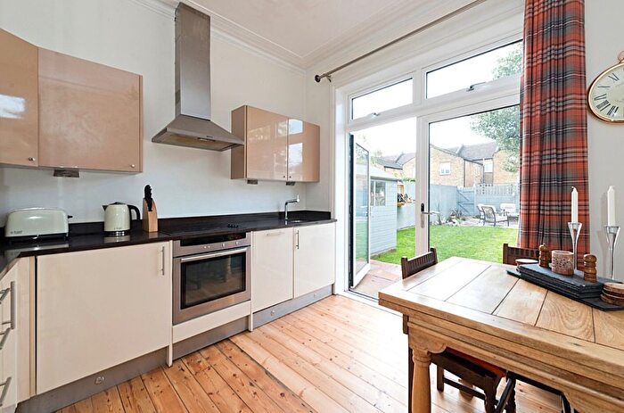 2 Bedroom Maisonette For Sale In Fyfield Road, Enfield, EN1