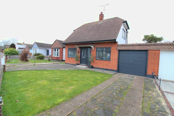 3 Bedroom Detached House To Rent In Boyce View Drive, Benfleet, Essex SS7