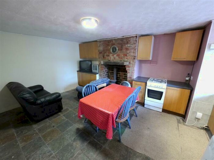 3 Bedroom House To Rent In Wrangthorn Avenue, LS6