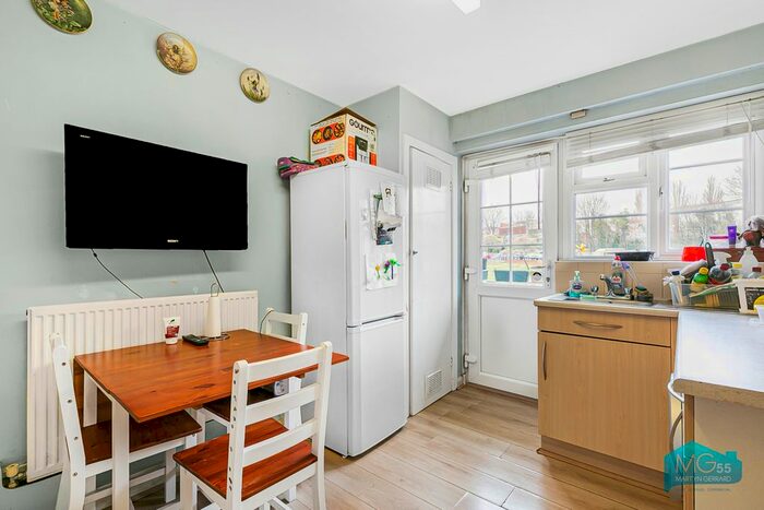 2 Bedroom Flat To Rent In Bittacy Court, Frith Lane, London, NW7