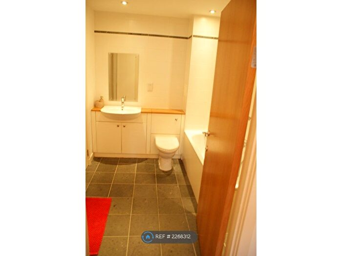2 Bedroom Flat To Rent In Castlebank Place, Glasgow City, G11
