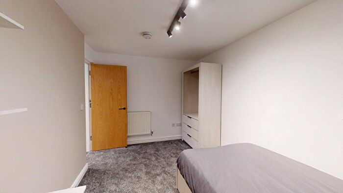 3 Bedroom Flat To Rent In Wilmslow Road, Withington, M20