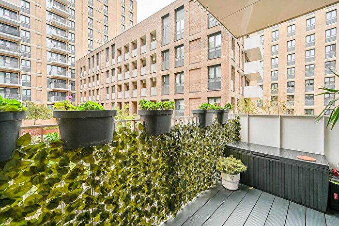 2 Bedroom Flat For Sale In Lakeside Drive, Park Royal, London, NW10