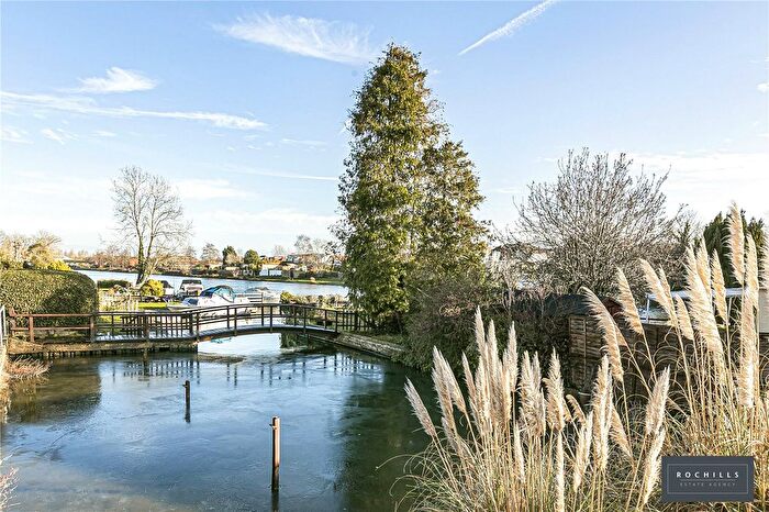 3 Bedroom Bungalow For Sale In River Ash Estate, Shepperton, Surrey, TW17