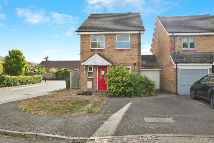 3 Bedroom Link Detached House For Sale In Village Close, Hoddesdon, EN11