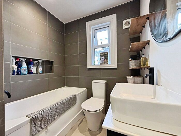 2 Bedroom Flat To Rent In Clanricarde Gardens, Tunbridge Wells, Kent, TN1