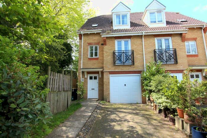 4 Bedroom Semi-Detached House To Rent In Woking, GU22