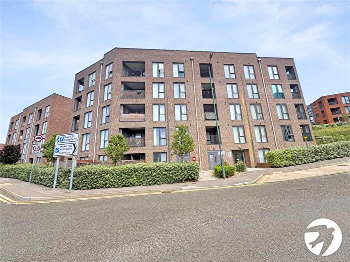 2 Bedroom Flat To Rent In Cross Street, Chatham, Kent, ME4
