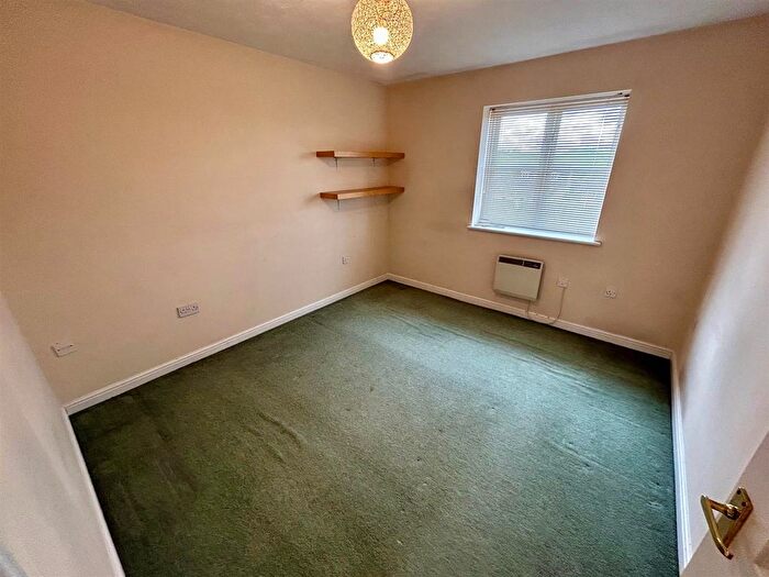 2 Bedroom Flat For Sale In Foxwood Chase, Waltham Abbey, EN9