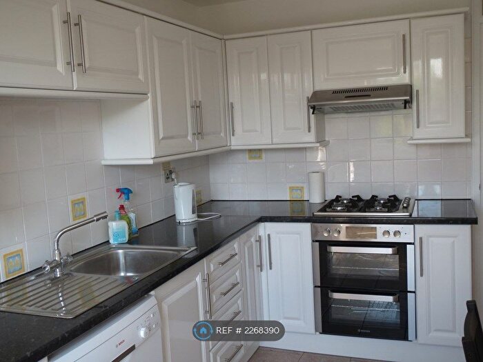 2 Bedroom Flat To Rent In The Broadway, Hatfield, AL9