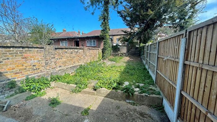 1 Bedroom Flat To Rent In Kingswood Road, Seven Kings, Ilford, Essex, IG3