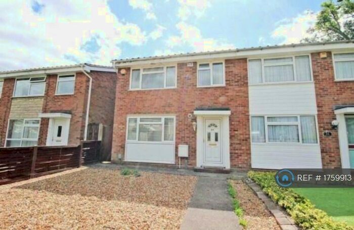 3 Bedroom Semi-Detached House To Rent In Hartland Avenue, Bedford, MK40
