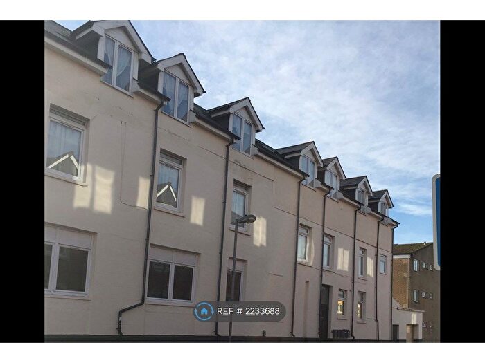 2 Bedroom Flat To Rent In Penarth Road, Cardiff, CF11