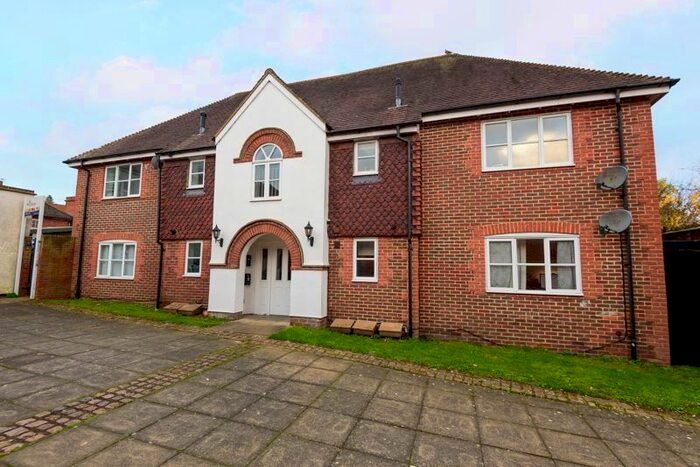 3 Bedroom Flat To Rent In Angel Court, High Street, Godalming, GU7