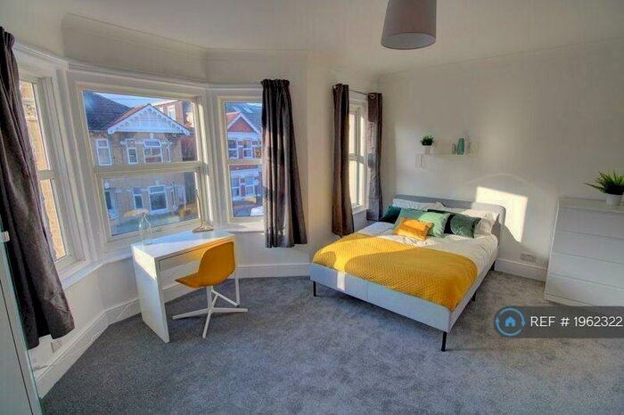 5 Bedroom Semi-Detached House To Rent In Coventry Road, Southampton, SO15