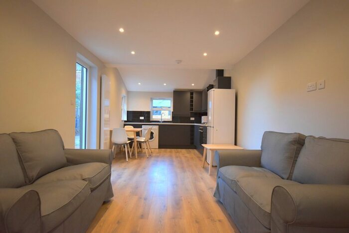 3 Bedroom Flat To Rent In Alexandra Road, Wimbledon, SW19