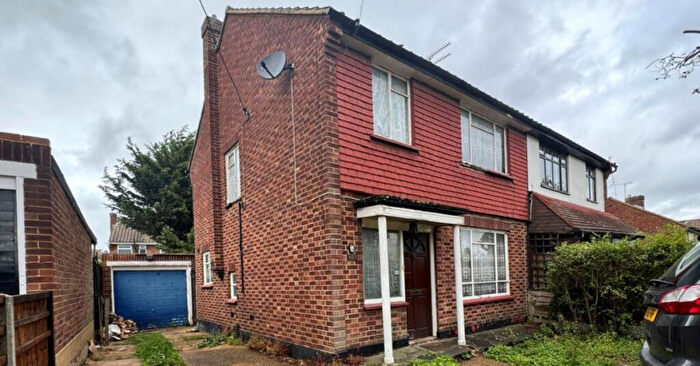 3 Bedroom Semi-Detached House For Sale In High Road, Benfleet, SS7