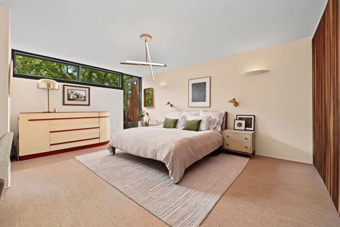2 Bedroom Flat For Sale In Crescent Road, London, N8