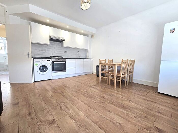 2 Bedroom Flat To Rent In Beaumont Court Upper Clapton Road, London, E5