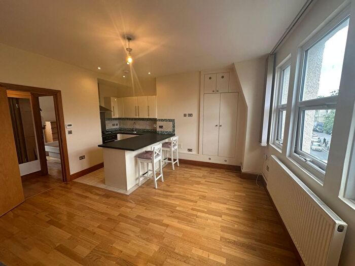 1 Bedroom Flat To Rent In Queens Parade, Green Lanes, Haringey, N8