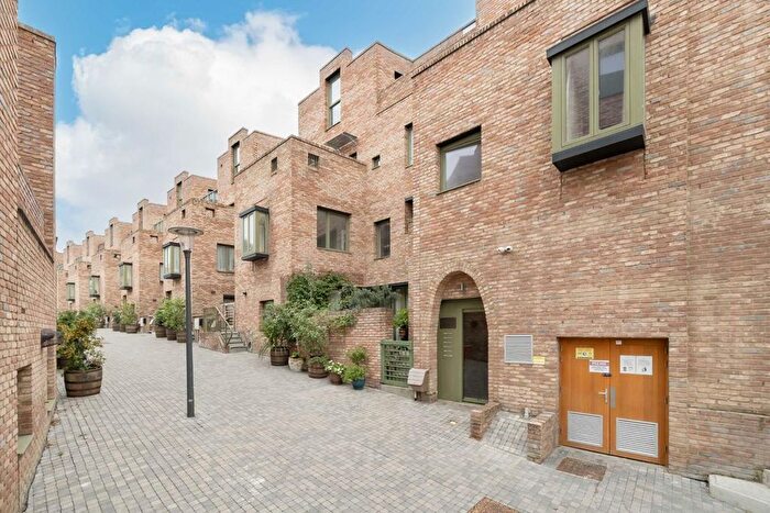 2 Bedroom Flat To Rent In Edgewood Mews, Finchley, N3