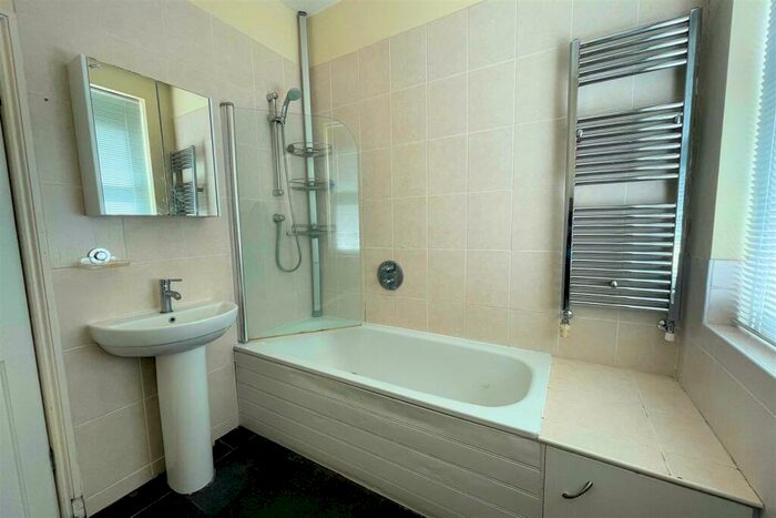 2 Bedroom Apartment To Rent In Old Woking Road, West Byfleet, Surrey, KT14