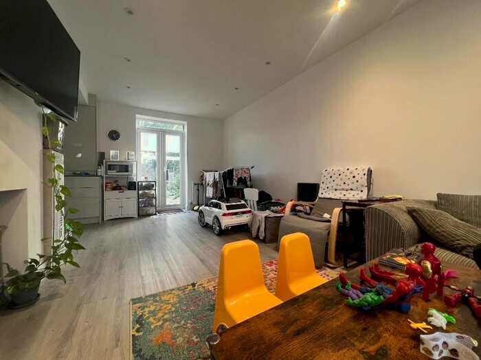 3 Bedroom Terraced House To Rent In Trelawney Avenue, Langley, SL3