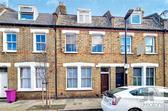 3 Bedroom Flat To Rent In Senrab Street, Stepney, London, E1