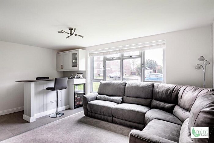 1 Bedroom Flat For Sale In Addlestone Park, Addlestone, KT15