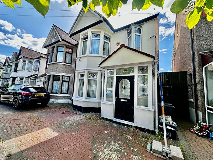 5 Bedroom Property To Rent In Somersby Gardens, Ilford, IG4