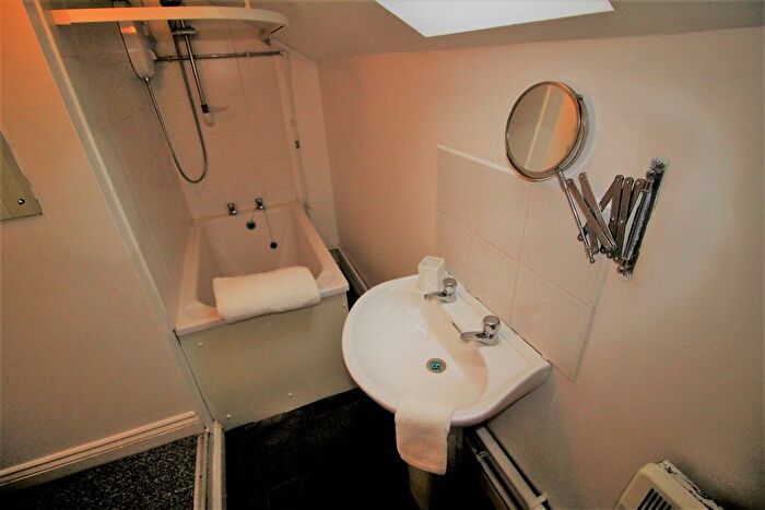 1 Bedroom Flat To Rent In Flat, Woodhouse Street, LS6