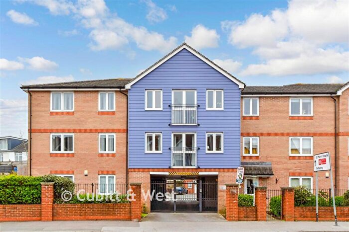 1 Bedroom Flat For Sale In Milton Road, Southsea, Hampshire, PO4