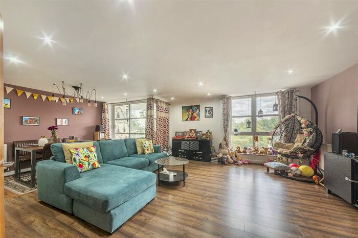 2 Bedroom Flat To Rent In Barrier Point Road, London, E16