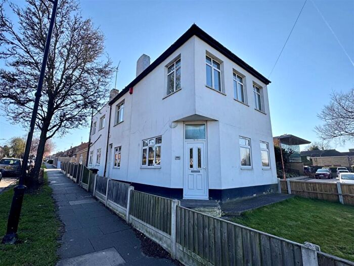 2 Bedroom Flat To Rent In Prince Avenue, Westcliff-On-Sea, SS0