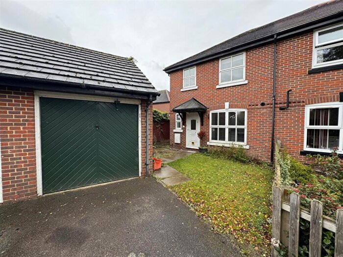 3 Bedroom Semi Detached House To Rent In Pastrure Close, Swindon, SN2
