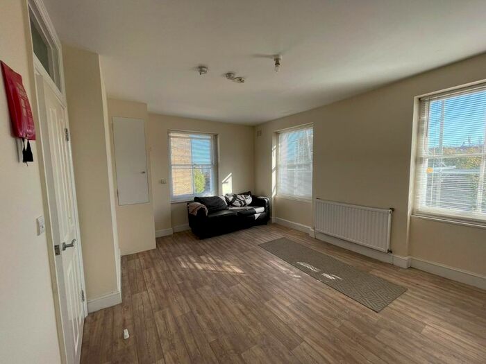 1 Bedroom Flat To Rent In Flat, Queens Crescent, London, NW5