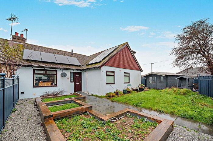 4 Bedroom Bungalow For Sale In West View Drive, Yapton, Arundel, BN18