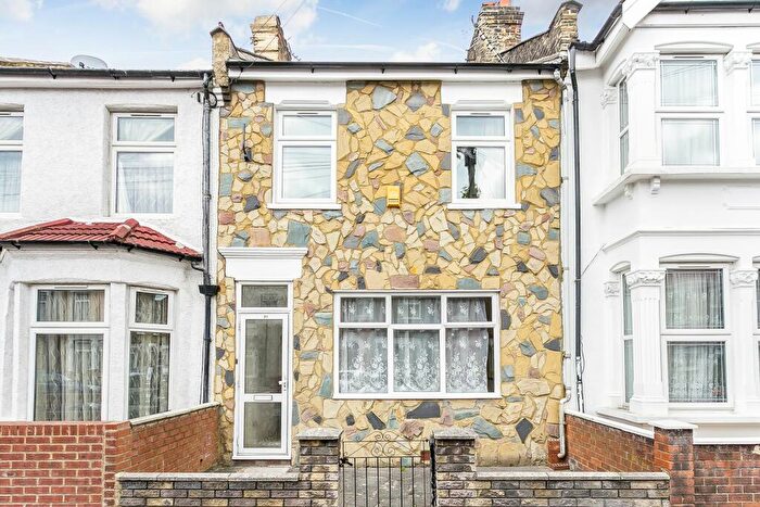 3 Bedroom Terraced House To Rent In Lawrence Road, E6