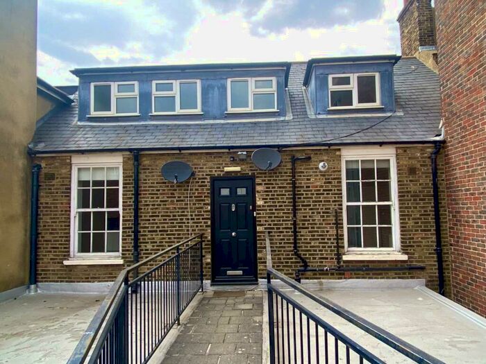 2 Bedroom Flat To Rent In High Street, Brentwood, CM14