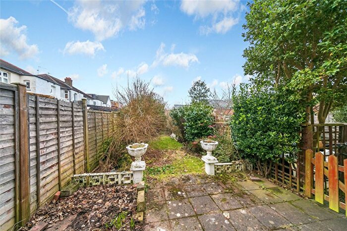 2 Bedroom Flat For Sale In Chestnut Avenue, Hampton, TW12