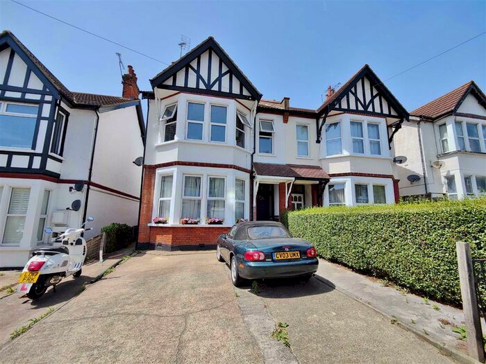3 Bedroom Flat To Rent In Valkyrie Road, Westcliff-On-Sea, Essex, SS0