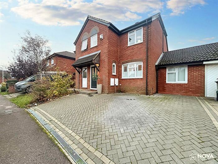 3 Bedroom House To Rent In Pomeroy Grove, Luton, LU2