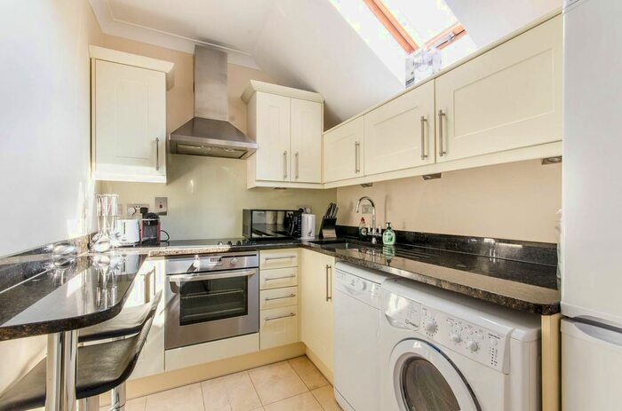 2 Bedroom Flat To Rent In Blenheim Road, High Barnet, Barnet, EN5