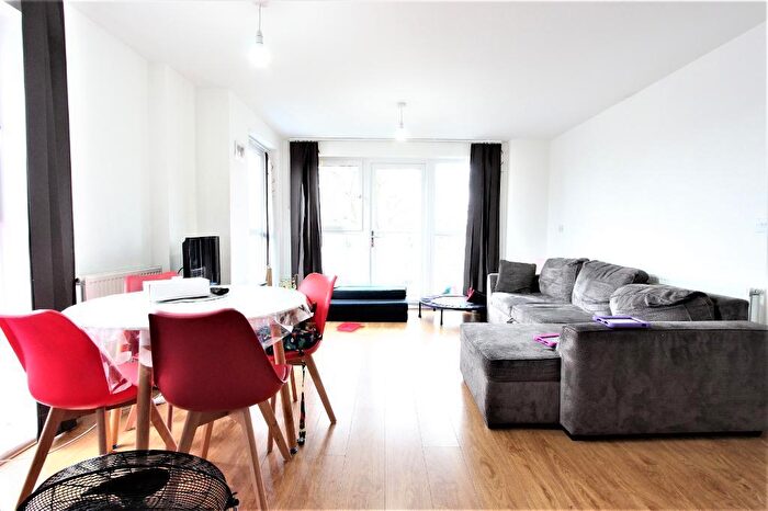 2 Bedroom Flat To Rent In Oxford House, Dean Path, Barking Academy, Dagenham, RM8